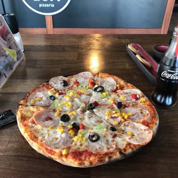 Foto scattata a Pomidori Pizzeria da Ersan E. il 5/26/2018