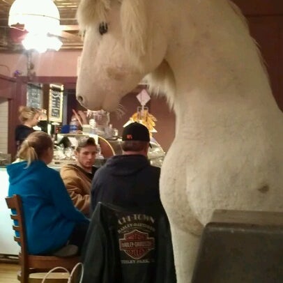 9/24/2012 tarihinde Angelica E.ziyaretçi tarafından The Plush Horse'de çekilen fotoğraf