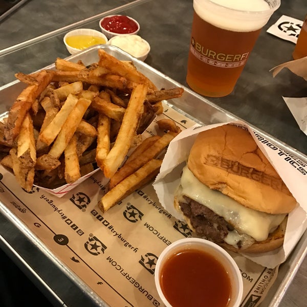 5/23/2017 tarihinde Juan Manuel B.ziyaretçi tarafından BurgerFi'de çekilen fotoğraf