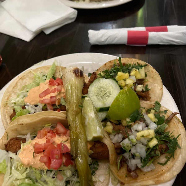 รูปภาพถ่ายที่ Tacos El Bronco โดย Ken W. เมื่อ 11/8/2021