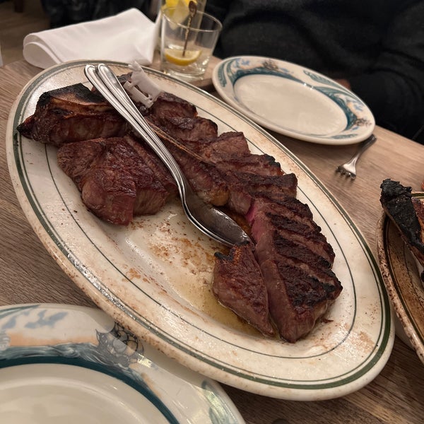 Foto tirada no(a) Peter Luger Steak House por Ken W. em 1/31/2024