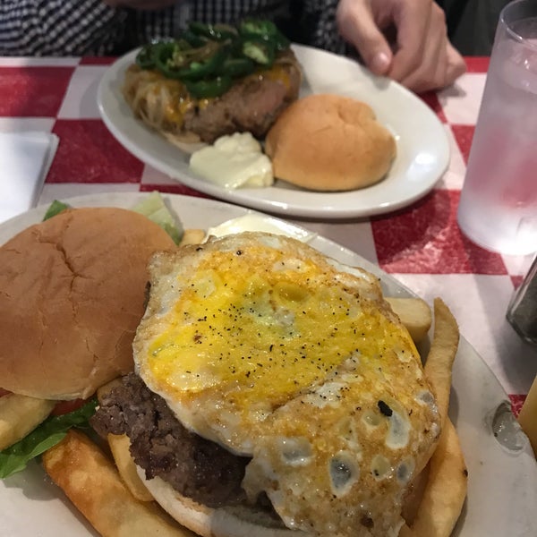 Снимок сделан в Paul&#39;s &quot;Da Burger Joint&quot; пользователем Ken W. 5/10/2018