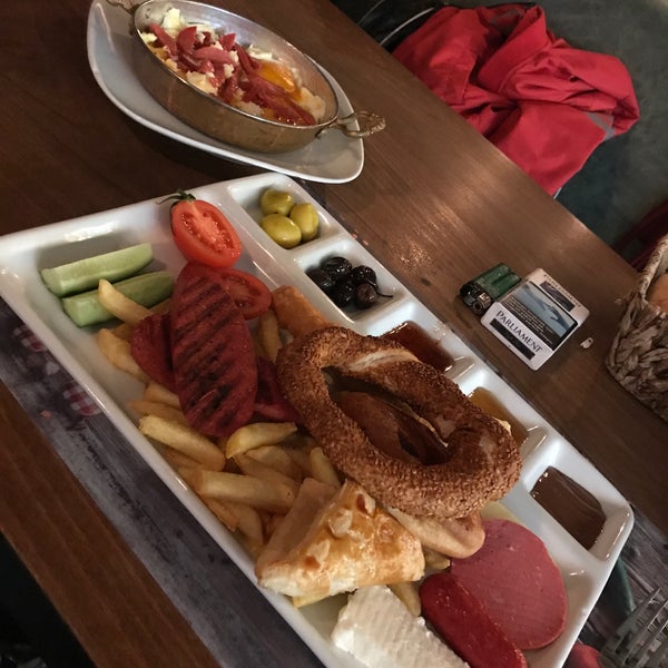 รูปภาพถ่ายที่ Saklı Cafe Restaurant โดย BLT . เมื่อ 3/6/2019