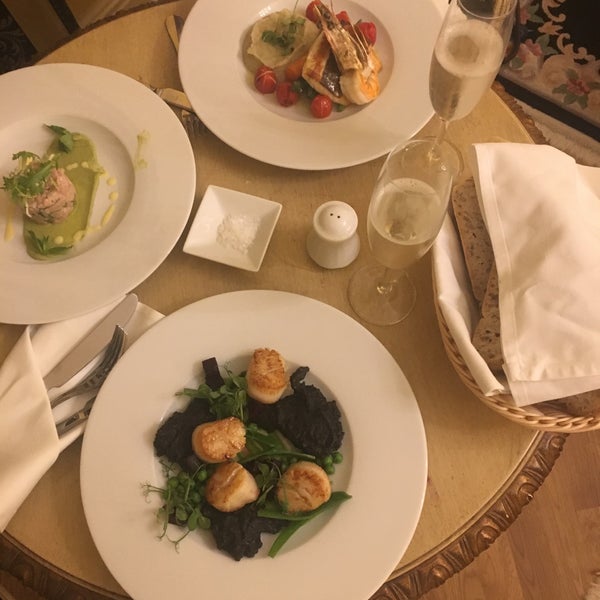Great swordfish tartare and scallops! Even better from the coziness of your hotel room 😊