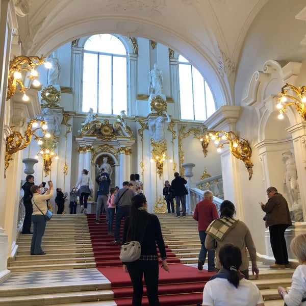 Эрмитаж санкт-петербург экскурсии. Эрмитаж 2000 год. Эрмитаж санкт-петербург обзорная экскурсия. Экскурсионное бюро эрмитажа. Экскурсионное бюро эрмитажа.