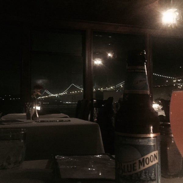 Foto tirada no(a) Sinbad&#39;s Pier2 Restaurant por Peter V. em 6/14/2015