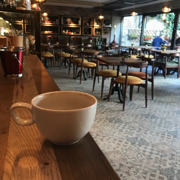 Foto diambil di Lavinnia Coffee oleh Mahmut S. pada 9/13/2018