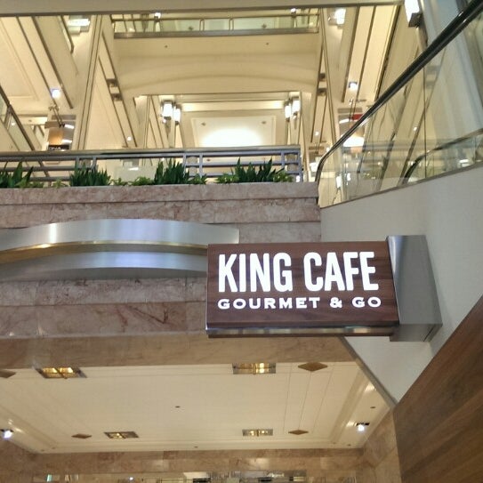 Foto diambil di King Cafe Gourmet &amp; Go oleh Jesse B. pada 4/21/2014