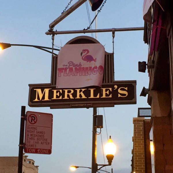 รูปภาพถ่ายที่ Merkle&#39;s Bar &amp; Grill โดย Jesse B. เมื่อ 10/7/2015
