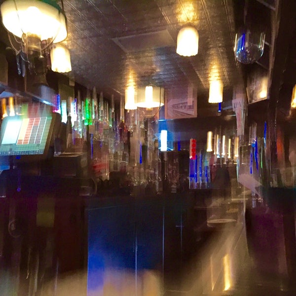 Photo prise au Pippin&#39;s Tavern par Jesse B. le9/30/2015