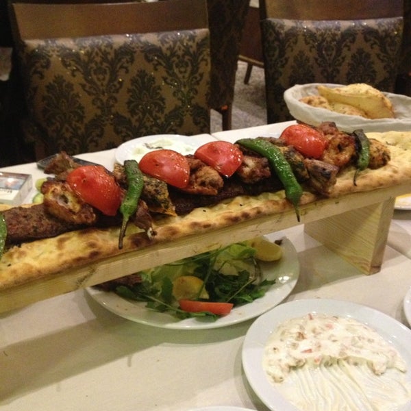 3/1/2013 tarihinde Faruk C.ziyaretçi tarafından Adanalı Hasan Kolcuoğlu Restaurant'de çekilen fotoğraf