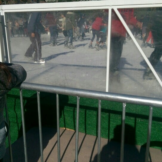 Das Foto wurde bei Pershing Square Downtown On Ice von Jac S. am 1/2/2016 aufgenommen