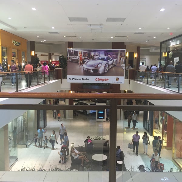 รูปภาพถ่ายที่ Aventura Mall โดย Christina G. เมื่อ 9/27/2015