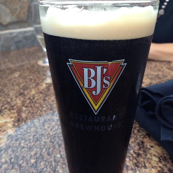 Photo taken at BJ&#39;s Restaurant &amp; Brewhouse by Jason H. on 7/24/2013