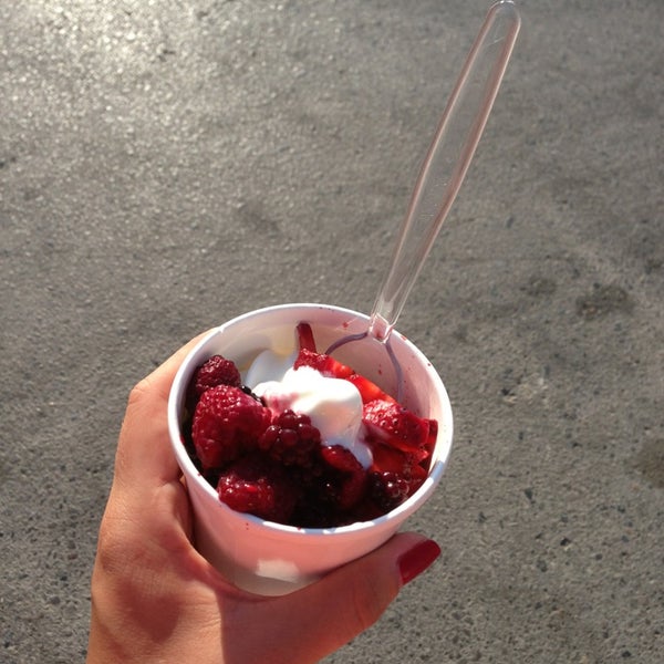 7/11/2013에 Ksuwechki님이 YAOURTAKI - Frozen Yogurt - Ice Cream - Coffee - Smoothie에서 찍은 사진