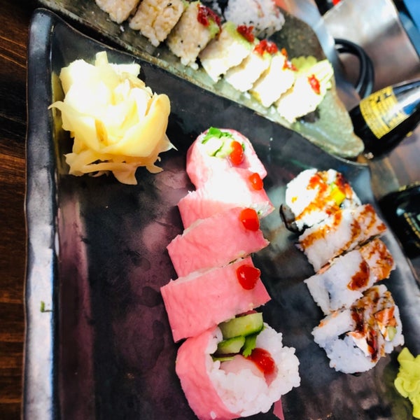 Foto scattata a Blue Sushi Sake Grill da Scott C. il 12/15/2019