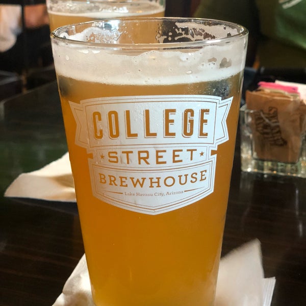 Foto diambil di College Street Brewhouse &amp; Pub oleh Tricia M. pada 8/20/2018