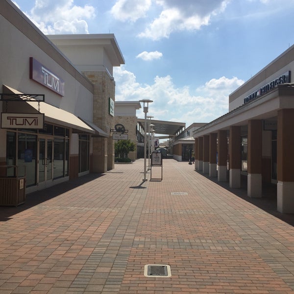 Photo taken at Grand Prairie Premium Outlets by ディエゴ マ. on 6/30/2016