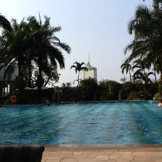 Das Foto wurde bei Poolside - Hotel Mulia Senayan, Jakarta von Rafael M. am 10/26/2012 aufgenommen