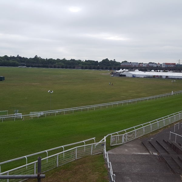Das Foto wurde bei Chester Racecourse von ERTAN E. am 7/21/2018 aufgenommen