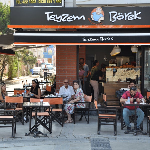 Foto tirada no(a) Teyzem Börek por Teyzem Börek em 9/29/2015