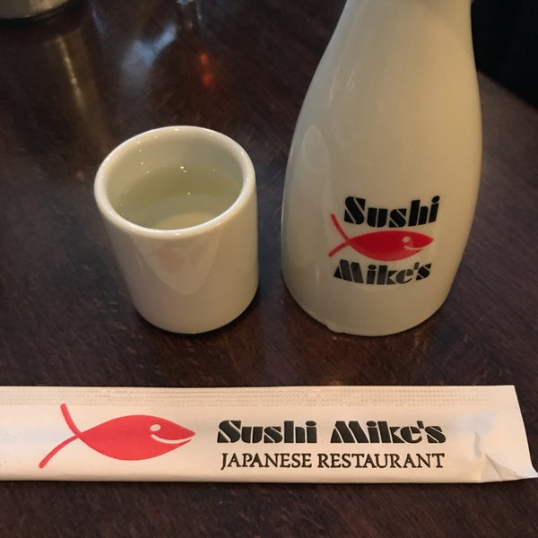Das Foto wurde bei Sushi Mike&#39;s von milk inque am 4/14/2017 aufgenommen