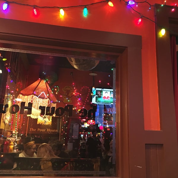 12/8/2016 tarihinde Zeynep K.ziyaretçi tarafından Pour House Bar &amp; Grill'de çekilen fotoğraf