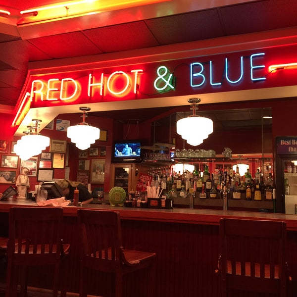Photo taken at Red Hot &amp; Blue  -  Barbecue, Burgers &amp; Blues by Kathie H. on 3/15/2016