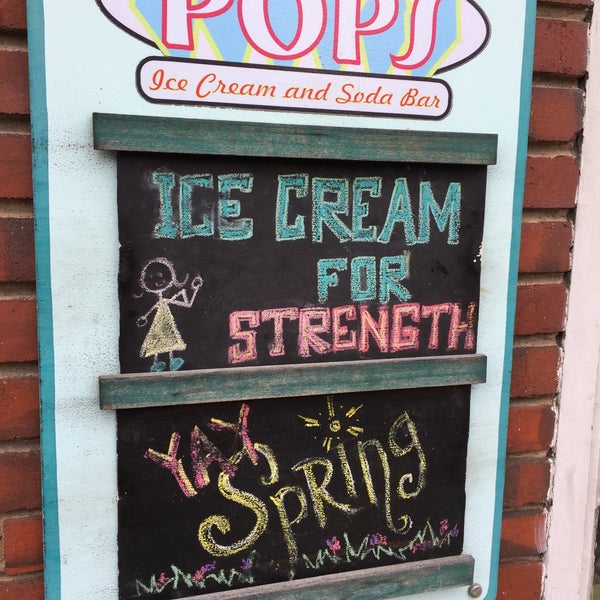 รูปภาพถ่ายที่ Pop&#39;s Ice Cream &amp; Soda Bar โดย Kathie H. เมื่อ 5/21/2017