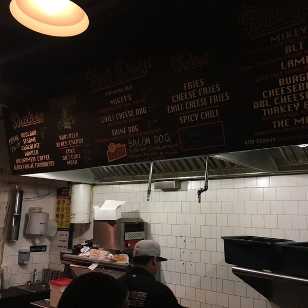 11/13/2016 tarihinde Ajit J.ziyaretçi tarafından Mikey&#39;s Burger'de çekilen fotoğraf