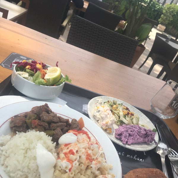 Foto diambil di Sini Köşk Restaurant oleh Can E. pada 4/22/2022