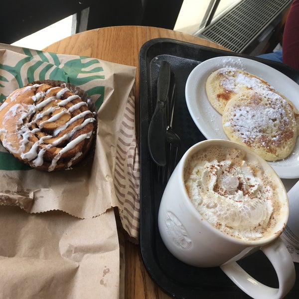 รูปภาพถ่ายที่ Starbucks โดย Laura E. เมื่อ 9/18/2019
