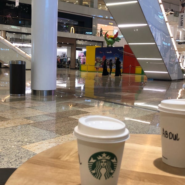 Foto scattata a Starbucks da Capt_mm K. il 9/4/2018