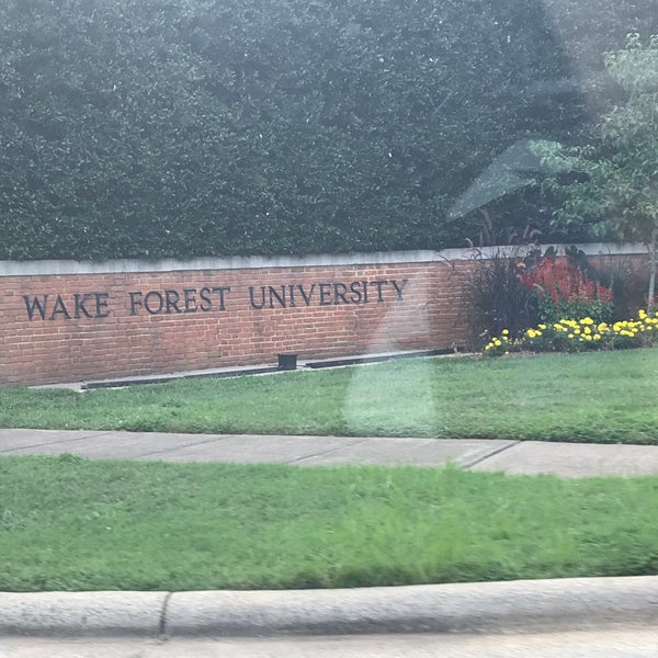 รูปภาพถ่ายที่ Wake Forest University โดย Maggie L. เมื่อ 8/26/2017