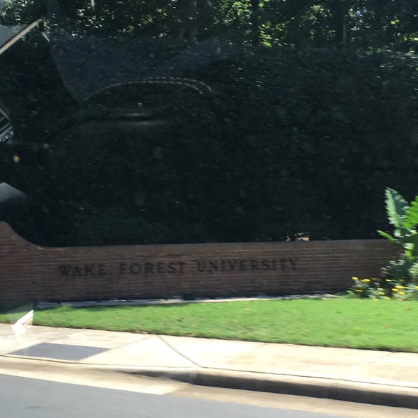 รูปภาพถ่ายที่ Wake Forest University โดย Maggie L. เมื่อ 8/29/2016