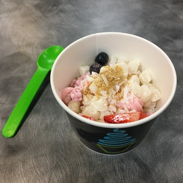 รูปภาพถ่ายที่ di&#39;lishi frozen yogurt bar โดย Maggie L. เมื่อ 3/31/2017