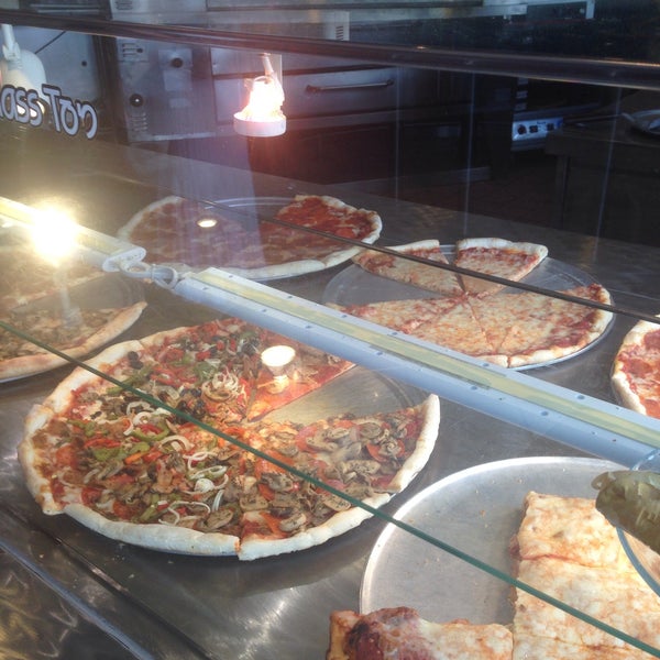 5/12/2015 tarihinde Fred B.ziyaretçi tarafından Ray&#39;s Pizza'de çekilen fotoğraf