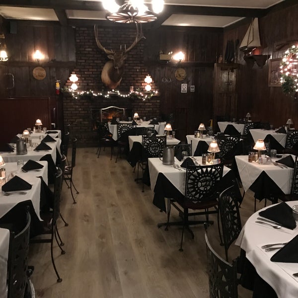 3/22/2018 tarihinde Krapil&#39;s Steakhouse &amp; Patioziyaretçi tarafından Krapil&#39;s Steakhouse &amp; Patio'de çekilen fotoğraf