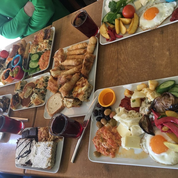 Das Foto wurde bei Cafe Gool Bahçe von Fundaa Ç. am 2/10/2019 aufgenommen