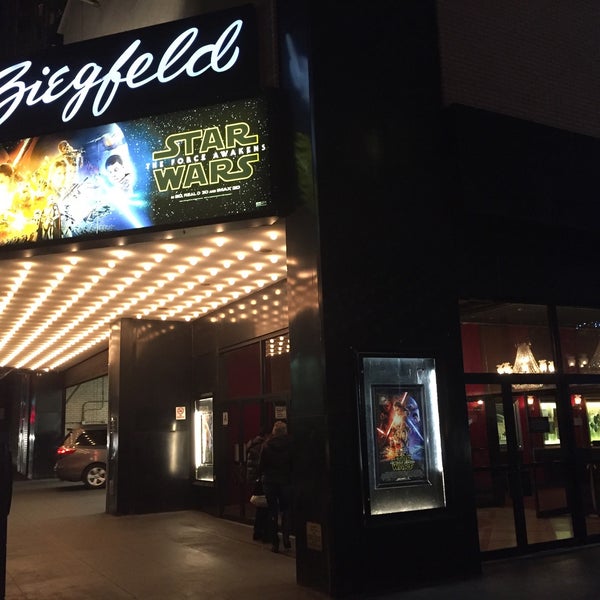 Снимок сделан в Ziegfeld Theater - Bow Tie Cinemas пользователем Anne 12/21/2015