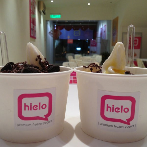 Photo taken at Hielo Frozen Yogurt by Samantha O. on 2/7/2013