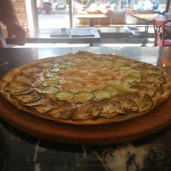 Foto diambil di Pizza Job’s oleh Emre D. pada 9/28/2018