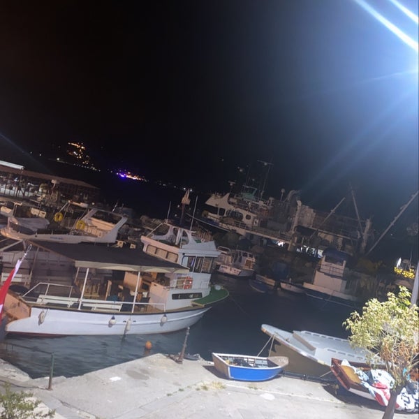 รูปภาพถ่ายที่ Dolphin Balık Restaurant โดย OzsLemsu เมื่อ 9/8/2021