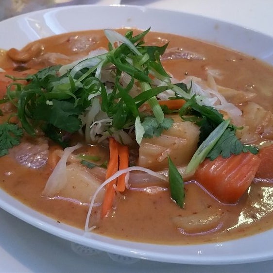 รูปภาพถ่ายที่ Oudom Thai &amp; Sushi โดย Oudom Thai &amp; Sushi เมื่อ 10/1/2015