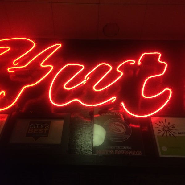 1/28/2015에 Michael M.님이 Hut&#39;s Hamburgers에서 찍은 사진