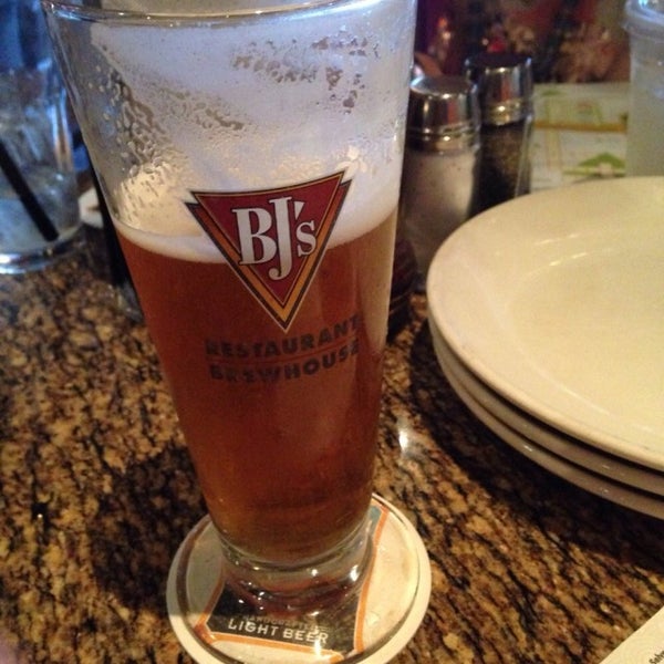 Photo taken at BJ&#39;s Restaurant &amp; Brewhouse by DJFarty F. on 8/14/2015
