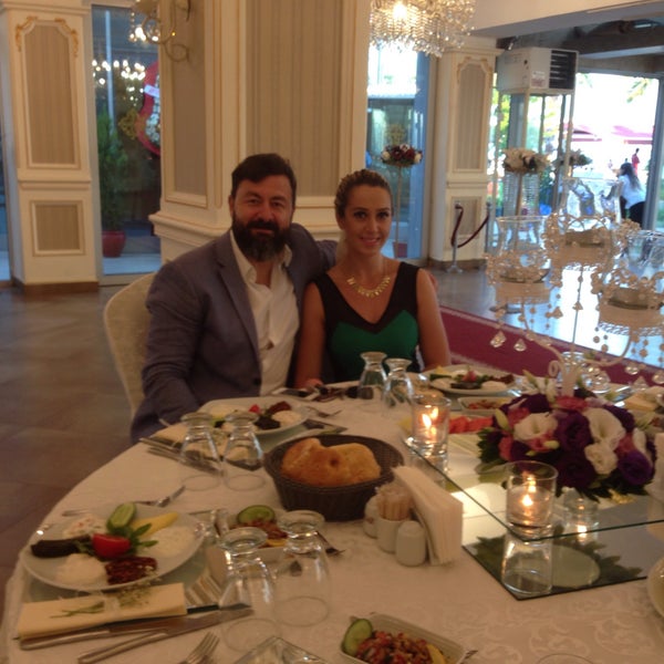 Foto diambil di Özsar Restaurant oleh Merve 🎀 pada 7/15/2016