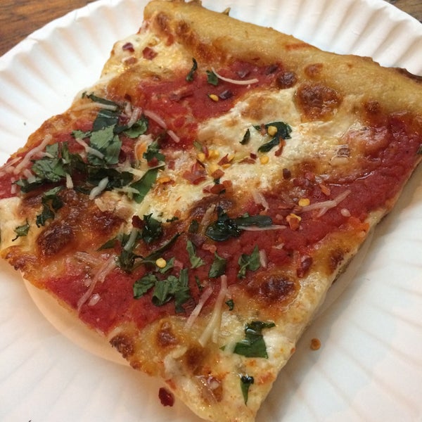 Снимок сделан в Williamsburg Pizza пользователем Brendan B. 1/14/2016