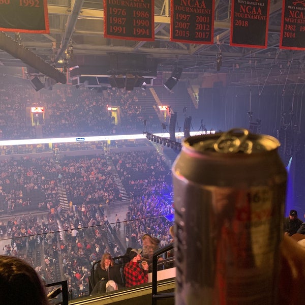 Foto scattata a John Paul Jones Arena da Kini il 2/24/2019