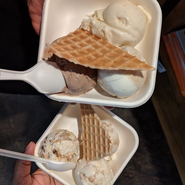 รูปภาพถ่ายที่ Jeni&#39;s Splendid Ice Creams โดย Swanky M. เมื่อ 12/30/2018